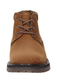 Stivale in suede marrone con lacci, punta rotonda, occhielli in metallo e suola in gomma testurizzata per una migliore aderenza. Presenta cuciture rinforzate e un colletto imbottito.