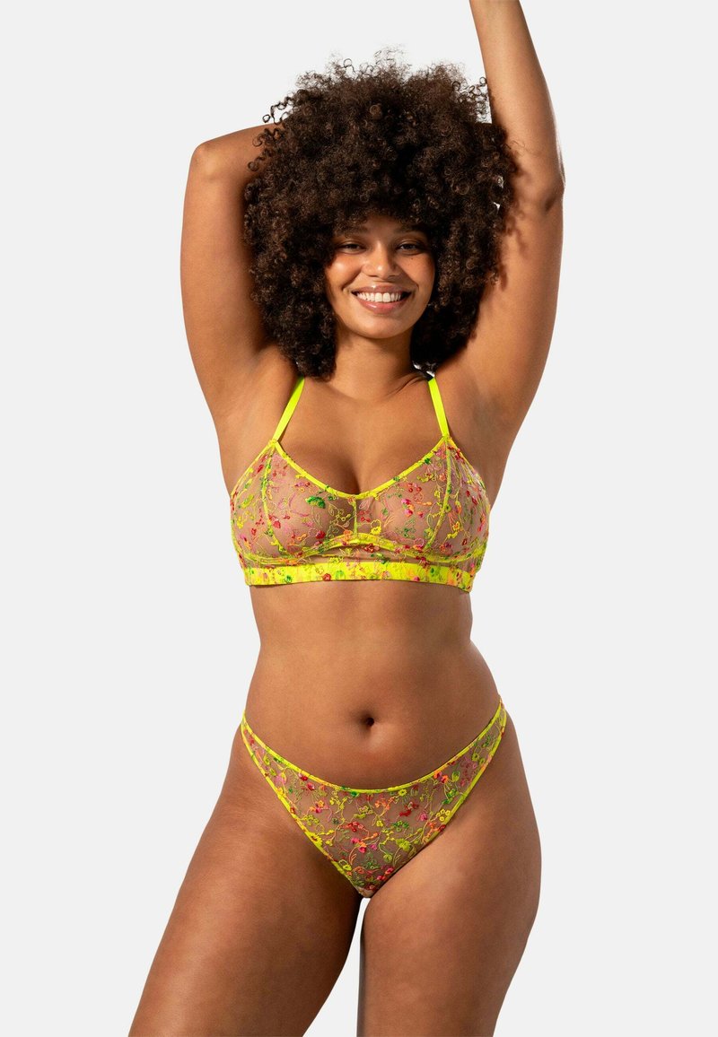 Genomskinlig blomtryckt spetslingerie-set i klar neon-gul och rosa, med en bralette med justerbara axelband och en låg midja thong.