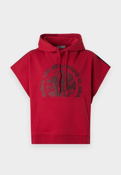 Rode mouwloze hoodie met voorzak, trekkoorden en een zwart cirkelvormig ontwerp met tekst en een vogelillustratie.