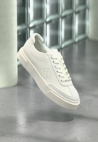 Επιλέχθηκε, triple off white