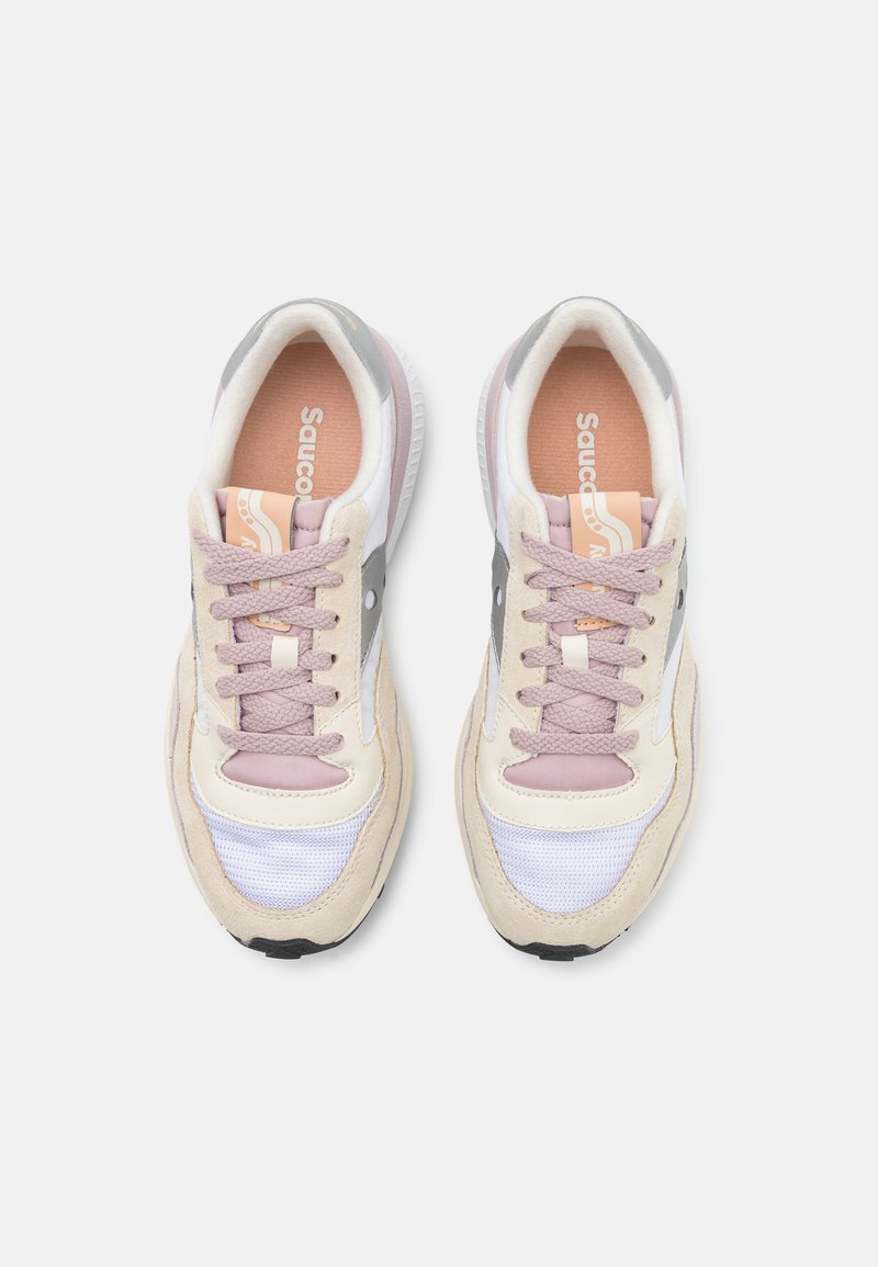Sneakers eleganti caratterizzati da una combinazione di rete bianca, suede beige e dettagli rosa chiaro. Punta rotonda con suola contrastante grigia e nera.