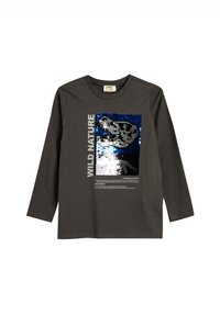 Harmaa pitkähihainen t-paita, jossa on paljetti-kuvio. Siinä on teksti "WILD NATURE" sekä dinosauruksen kuvia sinisen, mustan ja hopean sävyissä.