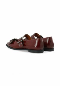 Bordeauxfarbene Lacklederschuhe mit doppelten Schnallenakzenten, runder Zehenform, flacher schwarzer Sohle und glatter, glänzender Oberfläche.