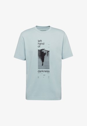 Hellblaues kurzärmeliges T-Shirt mit schwarzer Grafik einer ausgestreckten Hand und dem Text "Left Hand of Darkness" in verschiedenen Schriftgrößen.