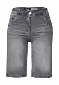 Pantalones cortos de mezclilla grises con una textura suave, diseño de cinco bolsillos y cierre de botón. Presenta un ligero desgastado para un aspecto usado.