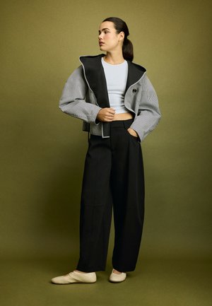 Stradivarius, SHORT REVERSIBLE CHECK TRENCH COAT - Veste légère - black