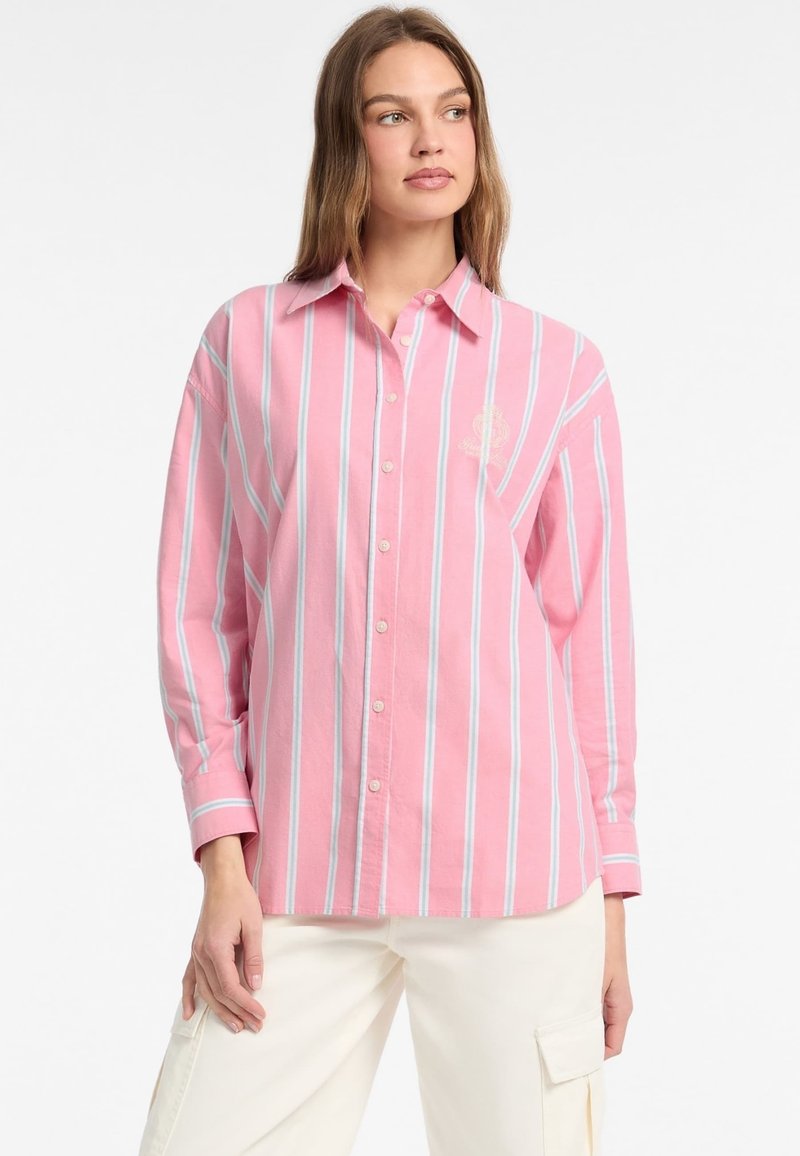 Camicia button-up rosa chiaro con strisce verticali bianche e blu, con colletto e logo ricamato sul petto. Tessuto morbido.