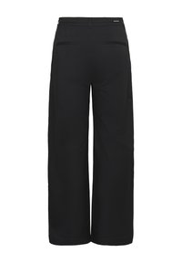 Pantalon noir à jambes larges avec deux poches passepoilées à l'arrière, une ceinture avec passants et un petit écusson logo à l'arrière droite.