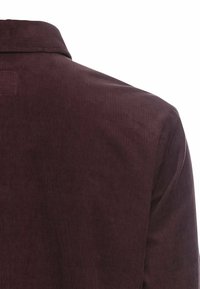 Mørk burgunder corduroy skjorte med ribbet tekstur, spids krave og lige skæring, med en let glans, der fremhæver stoffet.