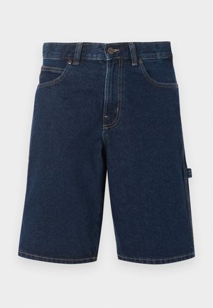 Mørkeblå denim knælange shorts med forlommer, bæltestropper, knaplukning og en sideløkke på ensfarvet baggrund.