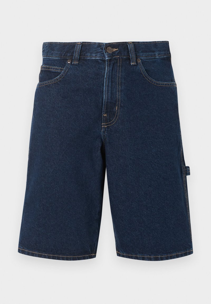 Pantaloncini di jeans blu scuro fino al ginocchio con tasche frontali, passanti per cintura, chiusura con bottone e un anello laterale su sfondo uniforme.
