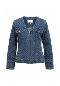 Chaqueta de mezclilla en azul oscuro con una sutil textura con patrón, cierre de cremallera, dos bolsillos en el pecho y mangas largas. Diseño de cuello clásico.
