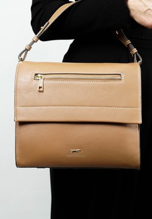 Sac à main en cuir marron avec une finition texturée, rabat, poche supérieure zippée et accessoires en métal doré. Bandoulière réglable attachée.