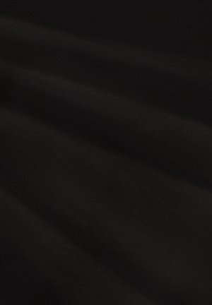Schwarzer Stoff mit glatter Textur und subtiler Schimmer, der sanfte Falten und Wellen zeigt und Tiefe sowie visuelles Interesse schafft.