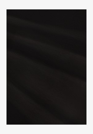 Tessuto nero con una superficie liscia e una leggera lucentezza, che mostra pieghe e onde delicate, creando profondità e interesse visivo.