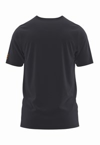 Camiseta negra de manga corta hecha de tejido suave, con cuello redondo y un pequeño parche con logo en la manga izquierda.