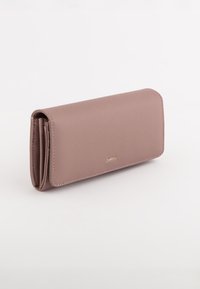 Cartera de color rosa claro hecha de material sintético texturizado, forma rectangular, con un logo dorado y un detalle de borde cosido.
