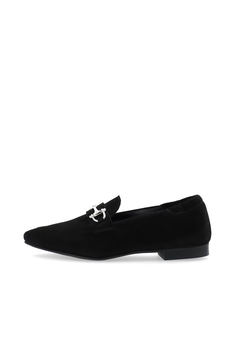 Mocasines de ante negros con punta afilada, que presentan un detalle de hebilla en tono plateado y una suela plana. Textura suave con elementos de diseño minimalistas.
