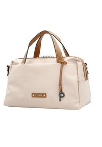 Beige nylon tas met bruine leren handvatten, zilverkleurige hardware en een logo label. Beschikt over een ritssluiting en een ontwerp met dubbele compartimenten.