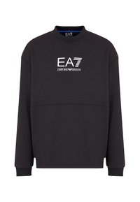 Sudadera negra con cuello alto. Presenta un logo blanco de EA7 y el texto "Emporio Armani". Confeccionada en una tela suave con puños de canalé.