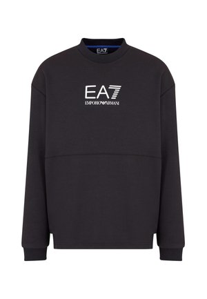 Hanorac negru cu guler înalt. Prezintă un logo alb EA7 și textul "Emporio Armani". Fabricat dintr-un material moale cu manșete ribbate.