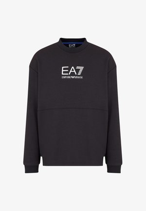 Hanorac negru cu guler înalt. Prezintă un logo alb EA7 și textul "Emporio Armani". Fabricat dintr-un material moale cu manșete ribbate.