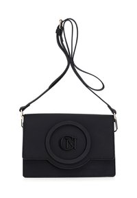 Černá kožená crossbody taška s kruhovým akcentem a vyraženým logem. Obsahuje dlouhý nastavitelný popruh a plochý obdélníkový tvar.