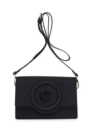 Černá kožená crossbody taška s kruhovým akcentem a vyraženým logem. Obsahuje dlouhý nastavitelný popruh a plochý obdélníkový tvar.