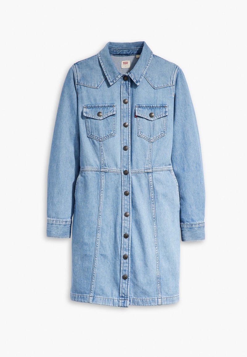 Robe en denim bleu clair, avec un devant à boutons, un col, deux poches poitrine et des manches longues avec détails aux poignets.