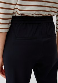 s.Oliver MET ELASTISCHE BAND - Spodnie treningowe