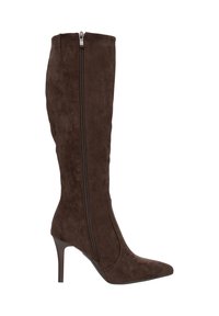 Bota alta hasta la rodilla de ante marrón con punta puntiaguda, tacón de aguja y cremallera lateral. Presenta una textura suave y un diseño ajustado.