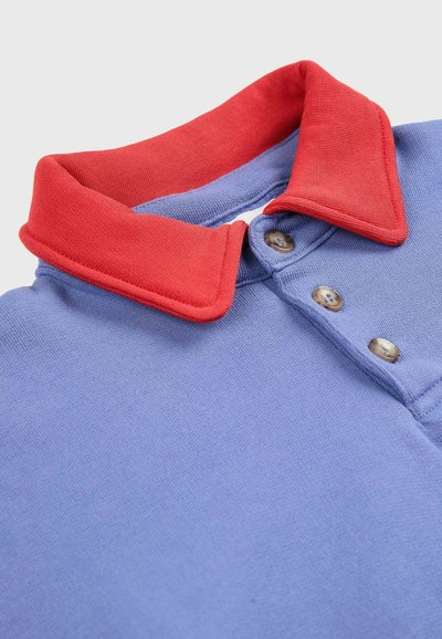 Polohemd mit einem hellblauen Körper und einem roten Kragen. Verfügt über drei Knöpfe vorne, hat eine glatte Textur und ein lässiges Design.