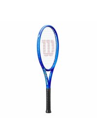 Tennisschläger mit einem hellblauen Rahmen, schwarzem Griff und weißen Saiten. Verfügt über ein rotes Logo auf dem Schlägerkopf und eine glatte Oberfläche.