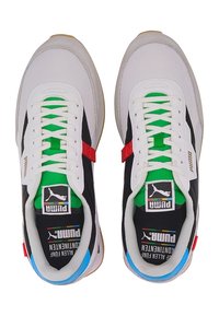 Paire de baskets Puma avec mesh blanc, côtés noirs, languette verte, accents rouges, talon bleu et lacets blancs, vue de dessus.
