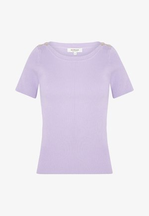 Lila ribgebreide top met korte mouwen, bootnek en decoratieve gouden knopen op beide schouders.