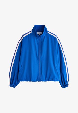 Veste bleue zippée avec des rayures blanches et roses sur les manches, des poignets et un ourlet élastiques, et des poches latérales.