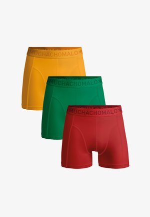 Kolm paari meeste bokserkalsone: kollane, roheline ja punane. Igal paaril on kontrastse värvusega bränditud vöörihm ning sile ja veniv kangas.