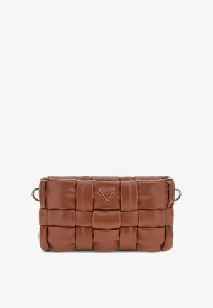 Sac à main en cuir synthétique marron avec un design matelassé, présentant une plaque logo triangulaire et des accents en métal ronds.