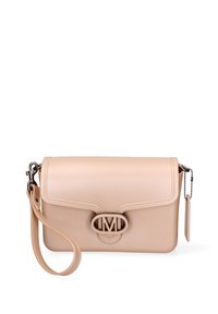 Beige leren schoudertas met een magnetische klepsluiting, logo-hardware, een afneembare strap en een gestructureerd oppervlak. Compacte rechthoekige vorm.