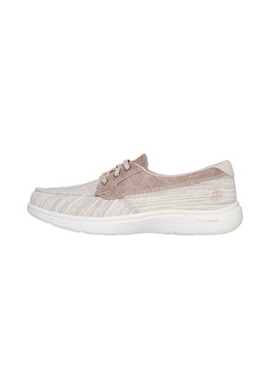 Zapatillas ligeras con cordones en suave tejido de punto rosa y blanco, con rayas texturizadas y una suela blanca acolchada marcada "FLEX COMFORT."