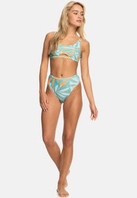 Bikini-set med en ljusblå bas och tropiska mönster i orange och grönt. Justerbara axelband och högmidjad botten-design.