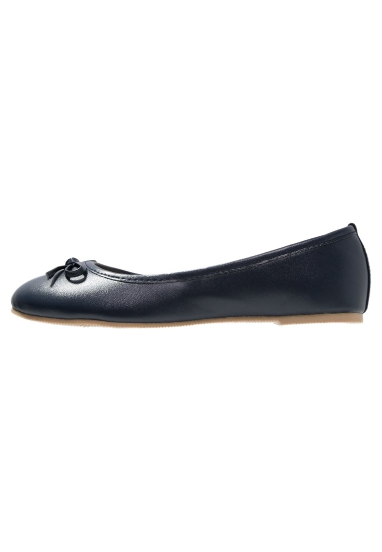 Ballerine blu navy con tomaia in pelle liscia, punta arrotondata e un fiocco decorativo sul davanti. Suola in gomma beige, design sobrio.