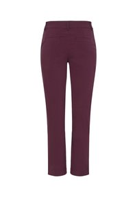 Pantalon droit violet foncé avec deux poches passepoilées à l’arrière et des passants de ceinture, vu de dos sur fond blanc.