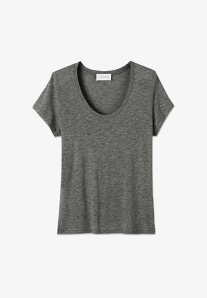 Tumši pelēks īsroku T-krekls ar apaļu izgriezumu, guļ uz balta fona.