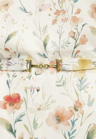 Υφασμάτινη ζώνη με λουλούδια και αγκράφα σε σχήμα χρυσού δαγκώματος αλόγου, με απαλά παστέλ λουλούδια σε πορτοκαλί, πράσινο και κίτρινο σε κρεμ φόντο.