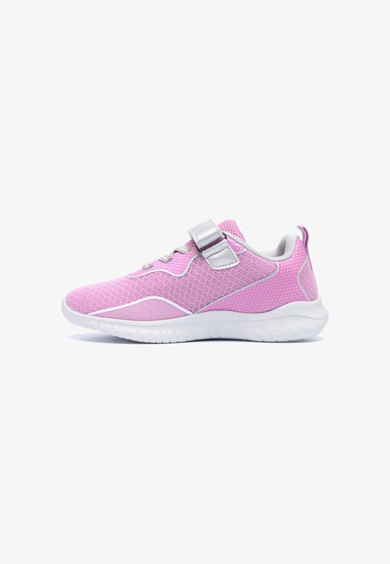 Baskets de sport roses avec semelle blanche, tige en mesh, lacets et une bride velcro argentée sur le dessus pour un maintien sûr.