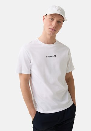 Hvid bomulds t-shirt med korte ærmer og rund hals, med teksten "FIRE + ICE" trykt i sort over brystet.