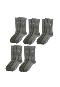 Graue Socken aus einem weichen Material, mit gerippten Bündchen und einem kleinen weißen Logo an der Seite. Mehrere Paare gemeinsam ausgestellt.