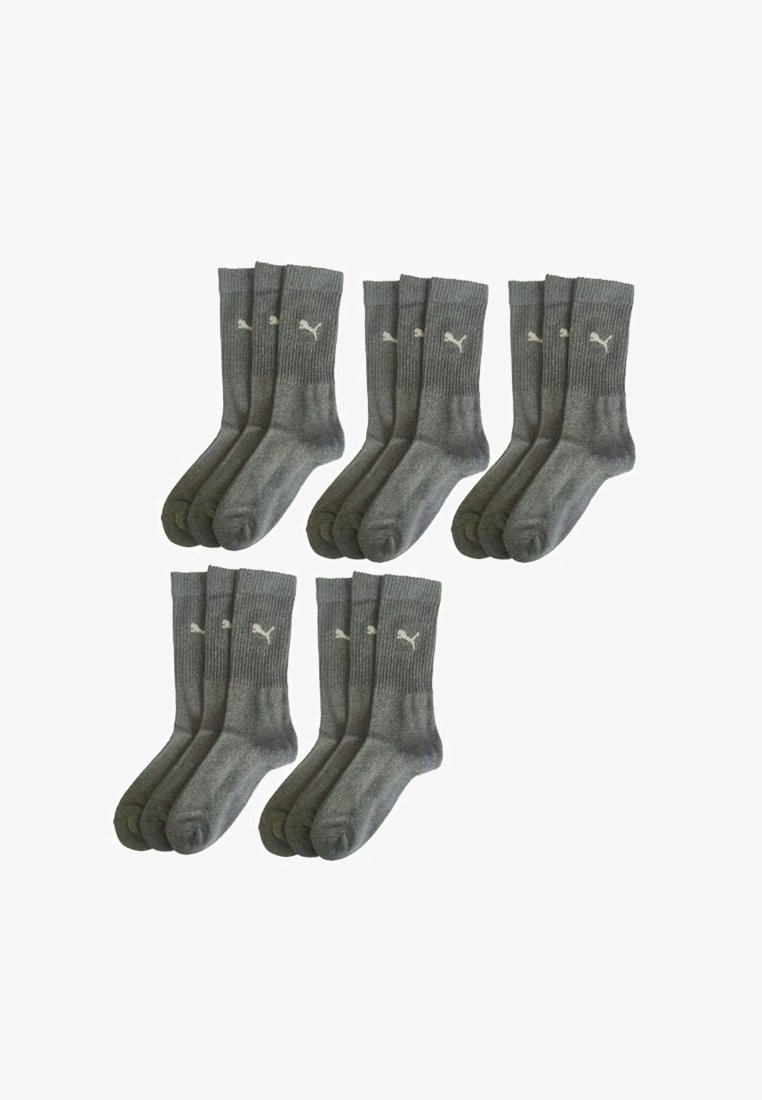 Graue Socken aus einem weichen Material, mit gerippten Bündchen und einem kleinen weißen Logo an der Seite. Mehrere Paare gemeinsam ausgestellt.