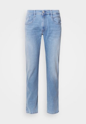 Lichtblauwe denim jeans met een recht model, vijf zakken en een knoopsluiting aan de voorkant. Verweerde textuur met subtiele vervaging.